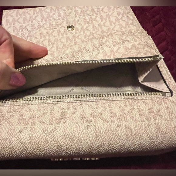 UC Michael Kors Light Blush Crossbody and Wallet 2-piece Set - Picture 9 of 12